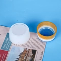 Dettaglio macro dello stampo in silicone rotondo e piatto in resina sfumata blu DIY - Stampo Rotondo per Vaso di Succulente