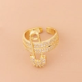 Sicherheitsnadel-Ring aus Gold mit weißen Zirkonia-Steinen auf warmem beigem Hintergrund - Einstellbar Offen / Gold Sicherheitsnadel-Stil (JZ0005)