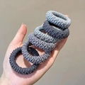 Détail macro d'élastiques à cheveux côtelés haute élasticité en tons gris Morandi - 6 Pcs/Sac / Série Grise (En sac)