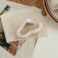 Pinza para el pelo de acetato blanco iridiscente con brillo nacarado en fondo vintage - Estilo Nube