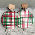 Orecchini minimalisti in legno con ciondoli a quadri rossi e verdi su base in pietra - Tartan Rosso Verde