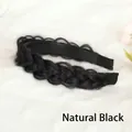 Detail eines Fischgräten-Flechtstirnbands in Naturschwarz mit feiner Webstruktur - Naturschwarz