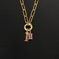 Goldene Edelstahlkette mit Buchstaben-I-Anhänger und rechteckigem rosa Edelstein - Buchstabe I