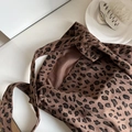 Dettaglio della borsa tote in velluto a coste con stampa leopardata e tracolla larga - Leopardo Caffè