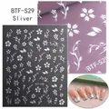 Makroaufnahme von selbstklebenden 3D-Präge-Nagelaufklebern mit silbernen Kirschblüten - Silber