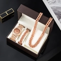 Primer plano del set de joyería hip hop con reloj, collar y pulsera con piedras brillantes - Oro rosa