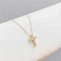 Elegante collana a croce placcata oro 18K con zirconi scintillanti su una catena sottile - Croce / Oro