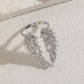 Anello regolabile a forma di ala argentata con zirconi chiari su fondo di pietra - Argento Zirconia Bianca