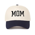 Dettaglio del ricamo MOM su un cappellino trucker bicolore con visiera blu navy e corona - Regolabile / Bianco Sporco e Blu Notte