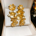 Boucles d'oreilles pendantes fleurs dorées avec strass dans un coffret à bijoux de luxe - No.5 Or Mat 18K Tige Argent Clous d'Oreilles Fleur Pampilles