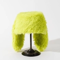 Neongrüne Plüsch-Fischermütze mit Hasenohren auf einem Metallständer - M (56-58cm) / Fluoreszierendes Grün