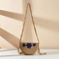 Handgefertigte Stroh-Umhängetasche mit blauer Blumenstickerei und Fransenquasten - Camel Mit Blauer Blume