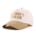 Detalle del bordado 'Somebody's Problem' en una gorra de béisbol bicolor de algodón - Beige/Camel