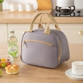 Bolsa de almuerzo aislada de nailon púrpura con estampado TASTY FOOD y asas tejidas marrón - Gris