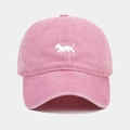Dettaglio cappello in cotone lavato rosa con ricamo a forma di cane e fori di ventilazione - Regolabile / Rosa