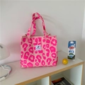 Detailaufnahme einer Canvas-Tragetasche mit rosa Leopardenmuster und grafischem Aufnäher - Rosa Leopard Schulter-Tote-Tasche
