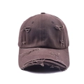 Vue détaillée d'une casquette de baseball marron foncé avec bordure vintage usée - Marron