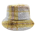 Winter teddy fleece visserhoed met klassiek geel en grijs ruitpatroon op een witte achtergrond - M (56-58cm) / Gembergeel