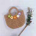 Mini-Strohtasche mit bunten Häkelblumen und großen runden Griffen im Boho-Stil - Fünf Häkelblumen-Braun