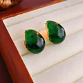 Dettaglio di orecchini vintage a goccia in resina verde e base in metallo dorato - Perno per orecchini in argento-Verde
