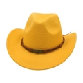 Détail d'un chapeau en feutre jaune avec bande en cuir et emblème tête de mort - Taille Unique (57cm) / Jaune