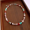 Dettaglio della collana boho di perle fatte a mano con pietre colorate su vassoio - Collana di perline tonde multicolore
