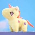 Primo piano di portachiavi unicorno in peluche giallo con criniera rosa e cuori ricamati - 12cm / Giallo