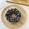 Zwarte scrunchie met witte madeliefjes en stippen op een rond houten dienblad - Zwart Bloemen