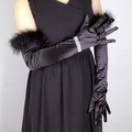Lange schwarze Satinhandschuhe für Damen mit elegantem Federbesatz und Kristallarmband - 53cm / Schwarz