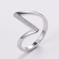 Primer plano de un anillo en V plateado con circonitas cúbicas sobre fondo gris - Talla 6 / Color Acero