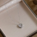 Silberne Herzanhänger-Halskette mit weißen Kristallen in rosa Geschenkbox - Silber