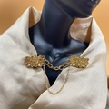 Clip vintage per cardigan dorata con morsetti in metallo testurizzato e catena su seta - 25. Senza Catena di Strass Oro
