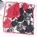 Foulard vintage quadrato in raso con fiori rossi e neri stile chic 90x90cm - Stile 2