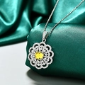 Elegante collar de girasol plateado con gema amarilla y cristales sobre seda verde - Color Topacio Amarillo