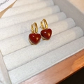 Elegante goldene Herzohrringe mit rotem Emaille-Finish in einer beigen Schmuckschatulle - 10# Stil-Gold Rot Herz