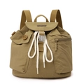 Dettaglio dello zaino in nylon con chiusura a coulisse e fibbie sulle tasche - Giallo Terra