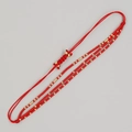Detail van rode Miyuki kralenarmband met drie lagen, gouden accenten en verstelbaar koord - Alle Rode Kralen Gouden Afstandhouders(MI-B220497D)