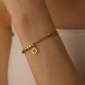 Vergoldetes zweikettiges Armband mit Kleeblatt-Anhänger und Perlen am Handgelenk - Gold (T410)