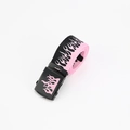 Detail eines Leinwandgürtels mit pink-schwarzem Flammenmuster und schwarzer Schnalle - Flammenmuster Glatte Schnalle (Rosa)