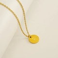 Collier en acier inoxydable doré avec pendentif disque rond gravé de la lettre R - Lettre R (Chaîne Incluse)