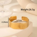 Breiter goldener Edelstahl Armreif mit Hammerschlag-Textur und Maßen 5.7cm Durchmesser - Breiter Gehämmert Textur Stil (YB-020)