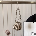 Mini sac de soirée argenté en forme de coquille avec poignée perlée et bandoulière - Argent-Grande poignée en perles métalliques