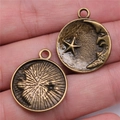 Zwei antike Bronze-Anhänger mit Mond und Sternen auf einem Finger zur Größenansicht - Antikbronze