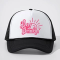 Retro Trucker Hat in Schwarz-Weiß mit pinkem Day Drinkin' Druck und Mesh-Rückseite - Weiß und Schwarz Spleißen