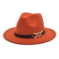 Dettaglio del cappello fedora arancione con fascia in pelle nera e fibbia in metallo - Caramello