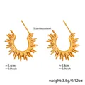 Detalle de pendientes de girasol en forma de C de acero inoxidable bañados en oro de 18K - Dorado