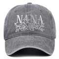 Gros plan détaillé de la broderie florale Nana blanche sur casquette en coton gris lavé - Gris
