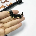 Spilla in smalto a forma di bassotto nero e focato, accessorio per borsa e vestiti - Bassotto Nero Lungo
