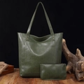 Sac cabas vintage en cuir ciré vert avec pochette assortie sur fond bois rustique - Ensemble 2-en-1 avec Fermeture / Vert