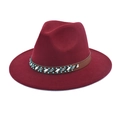 Détail du chapeau Fedora bordeaux avec bande en cuir à perles bohémiennes - M (56-58cm) / Bordeaux